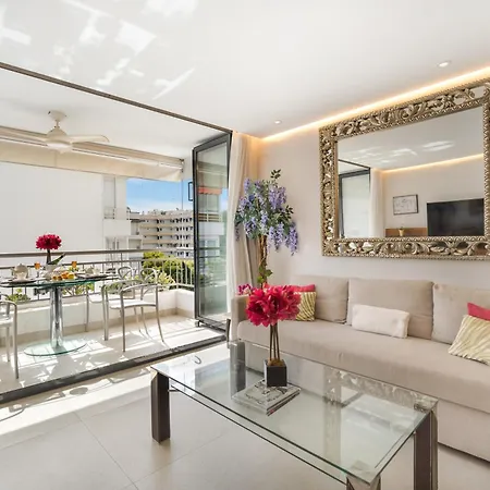 Elegant Beachside Apartment *