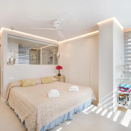 Elegant Beachside Apartment *